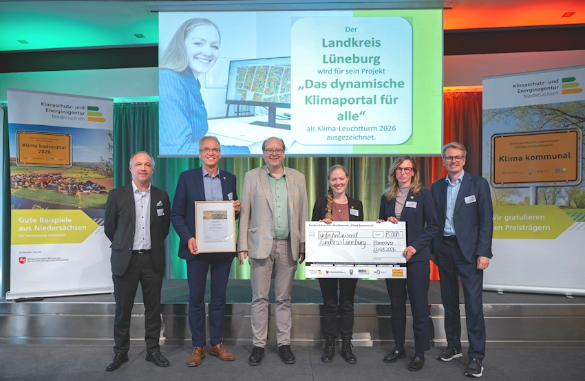 Foto: KEAN/Rainer Jensen. Von links: Thorsten Bludau, (Niedersächsischer Landkreistag), Landrat Jens Böther, Umweltminister Christian Meyer, Ronja Röckemann (Klimaschutzmanagerin Landkreis Lüneburg), Janna Hoveida (Leiterin des Fachdiensts Klimaschutz/ Kreisentwicklung/ Wirtschaft) und Dr. Jan Arning (Niedersächsischer Städtetag) bei der Übergabe der Auszeichnung an den Landkreis Lüneburg.
