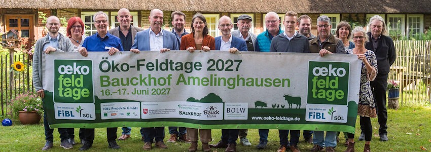 Foto: Lars_Wendtlandt_achterdeck. Startschuss für Öko-Feldtage 2027 in Niedersachsen: Am 15. September 2025 kam eine breite Unterstützergruppe aus Politik, Verbänden und Wirtschaft auf den Bauckhof in Amelinghausen zur Kick-off-Veranstaltung zur Vorbereitung der Öko-Feldtage. Mit dabei: Vertreter*innen der FiBL Projekte GmbH, der Bauckhöfe und Bauckmühle, des BÖLW und JöLL, der Landwirtschaftskammer und - in der Mitte - Landwirtschaftsministerin Miriam Staudte.