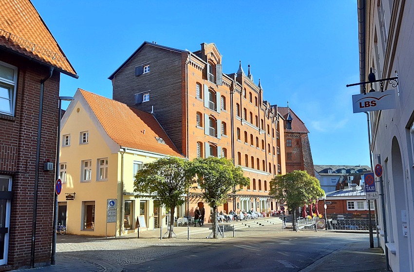 Foto: Lüne-Blog. Abtsmühle in Lüneburg - einer der besonders schönen Orten in Lüneburg. Es ist schade, wenn hier Schmutz und Abfall herumliegen.