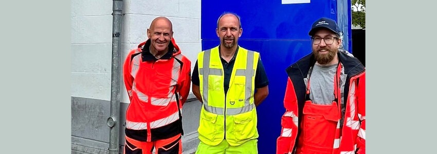 Foto: Stadt Winsen. 100 Tage Stadtmeister. Von links: Burghardt Holzaufderheiden, Christian Schröder vom Bauhof Winsen und Steffen Gehrdau am Bahnhof Winsen, einem der Haupteinsatzorte der beiden Stadtmeister.