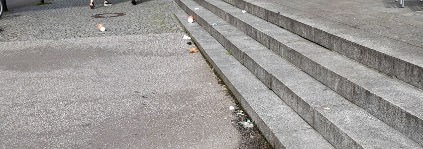Foto: Lüne-Blog. Abfall auf den Stufen bei der Abtsmühle, Lüneburg.