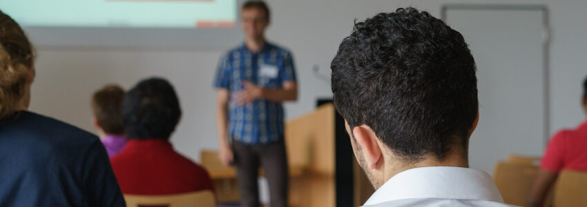 Foto: Ulrichw, Pixabay. Präsentation in einem Seminar.