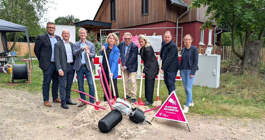 Foto: Hansestadt Lüneburg. Sie freuen sich, dass der geförderte Glasfaserlückenschluss in Lüneburg beginnen kann - von links: Carl-Ernst Müller (Chief Digital Officer bei der Hansestadt Lüneburg), Mario Leupold (Geschäftsführer der Wirtschaftsförderung Lüneburg), Dr. Dominik Mayer (Referatsleiter Digitale Infrastruktur beim Niedersächsischen Ministerium für Wirtschaft, Verkehr und Bauen), Oberbürgermeisterin Claudia Kalisch, Peter Richter (Konzernbevollmächtigter Region Nord der Telekom Deutschland GmbH), Alexandra Mause (Leiterin des Referats „Förderung des Breitbandausbaus“ beim Bundesministerium für Digitales und Staatsmodernisierung), Stefan Molkentin (Prokurist der aconium GmbH) und Anna Bauseneick (Vorsitzende des Lüneburger Wirtschaftsausschusses und Landtagsabgeordnete).