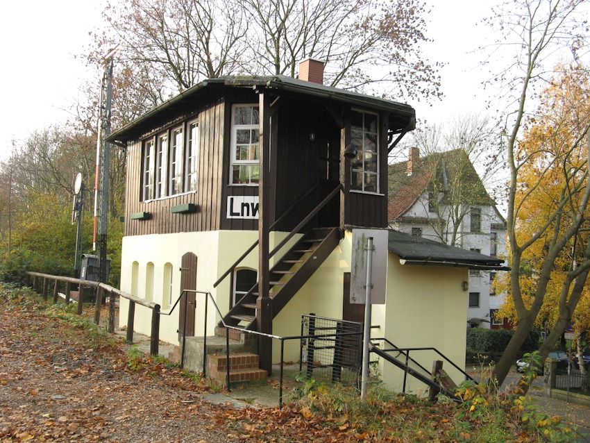 Foto: AVL (Arbeitsgemeinschaft Verkehrsfreunde Lüneburg e.V). Das Stellwerk am Lüner Damm.