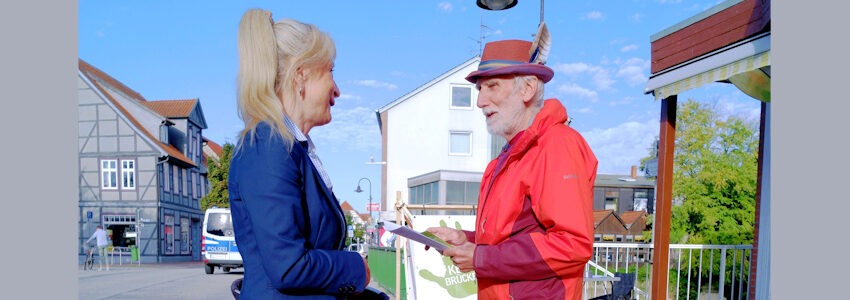 Foto: Achim Plöger. Landrätin Dagmar Schulz am Infostand in Lüchow im Gespräch mit Ludger Klus von der BI "Ja zur Fähre - Nein zur Brücke", 5. September 2026