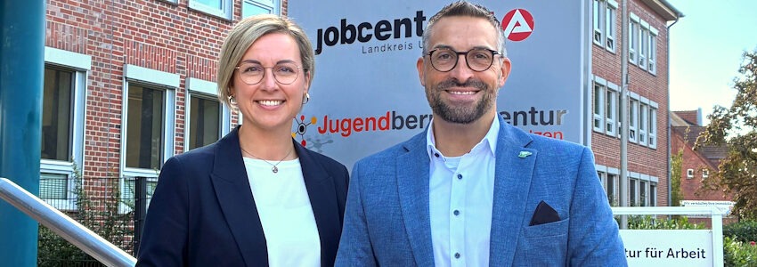 Foto: Agentur für Arbeit Lüneburger Heide. JC-Geschäftsführerin Franziska Bürgermeister und Agenturchef Sven Rodewald vor dem Gebäude von Arbeitsagentur und Jobcenter in Uelzen.