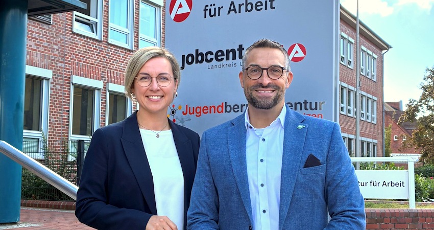 Foto: Agentur für Arbeit Lüneburger Heide. JC-Geschäftsführerin Franziska Bürgermeister und Agenturchef Sven Rodewald vor dem Gebäude von Arbeitsagentur und Jobcenter in Uelzen.