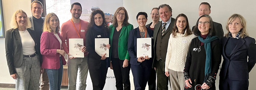 Foto: Amt für regionale Landesentwicklung (ArL) Lüneburg. Die Lüneburger Projektträger mit Landesbeauftragter Karin Beckmann nach der Bescheidübergabe. Von links. Wiebke Krohn Arbeitgeberverband Lüneburg-Nordostniedersachsen e.V., MdL Philipp Meyn (SPD), MdL Anna Bauseneick (CDU), Kai Subel/ berry2b GmbH, Prof. Dr. Remdisch/ Leuphana Universität Lüneburg, Landesbeauftragte Karin Beckmann, Oana Klein und Claudia Kutzick/ Bildungs- und Tagungszentrum Ostheide, Mdl Uwe Dorendorf.