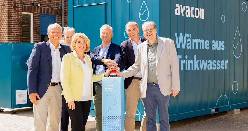 Foto: Avacon AG. Gemeinsam mit Christian Meyer, Niedersächsischer Minister für Umwelt, Energie und Klimaschutz, und Lüneburgs Oberbürgermeisterin Claudia Kalisch nahm Avacon-CEO Matthias Boxberger die Anlage offiziell in Betrieb.