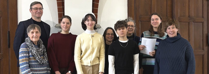 Foto: „Euthanasie“-Gedenkstätte Lüneburg. Nach erfolgreicher Prüfung erhalten die Schüler*innen ihr Zertifikat. Links Schulleiter Wetzel und Maren Hansen von der Geschichtswerkstatt. Rechts zwischen den Schüler:innen die Ausbilderinnen Melanie Cherubim, Anne Nitzpon und ganz rechts Dr. Carola Rudnick.