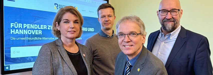 Foto: Hansestadt Lüneburg. Werben für das Angebot Routenretter.de - von links: Lüneburgs Oberbürgermeisterin Claudia Kalisch, Jonas Griesche, Leiter für Vertrieb und Marketing beim Medienhaus Lüneburg, Lüneburgs Landrat Jens Böther und Frank Dalock, Geschäftsführer der Marktplatz Design und Software GmbH.