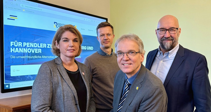 Foto: Hansestadt Lüneburg. Werben für das Angebot Routenretter.de - von links: Lüneburgs Oberbürgermeisterin Claudia Kalisch, Jonas Griesche, Leiter für Vertrieb und Marketing beim Medienhaus Lüneburg, Lüneburgs Landrat Jens Böther und Frank Dalock, Geschäftsführer der Marktplatz Design und Software GmbH.