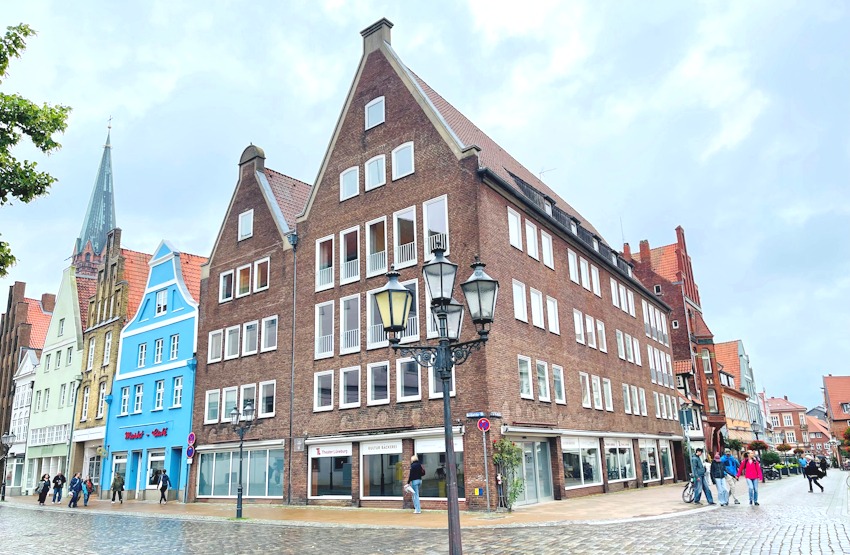 Foto: Hansestadt Lüneburg. In dem Eckhaus Bardowicker Straße war bis 2022 die Buchhandlung Lünebuch untergebracht.