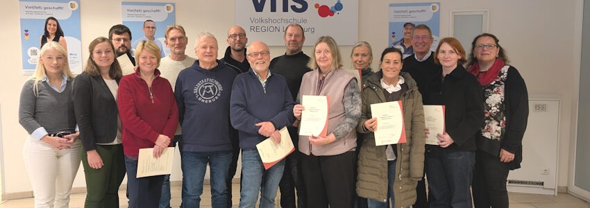 Foto: Hansestadt Lüneburg. Von links: Sonja Jamme, Ehrenamtskoordinatorin der Hansestadt, und Bürgermeisterin Jule Grunau mit einigen der neuen Engagement-Lotsen. Rechts Dozentin Sabine Runkel und Eckhard Rodemer (dritter von rechts), Geschäftsführer der VHS REGION Lüneburg.