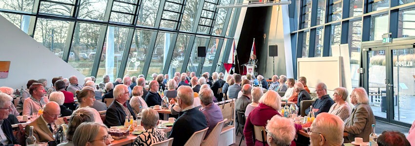 Foto: Hansestadt Lüneburg. Mehr als 60 Paare, die in diesem Jahr ein Hochzeitsjubiläum feierten, folgten der Einladung der Stadt zum Adventskaffee am 14. Dezember 2025 im Café Klippo der Leuphana Universität.