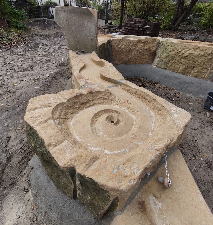 Foto: Hansestadt Lüneburg. Am Spielplatz Salzbrückerstraße in der Altstadt ist die neue Wassermatschanlage aufgebaut. Eingeweiht werden kann sie voraussichtlich Ende Mai 2026.