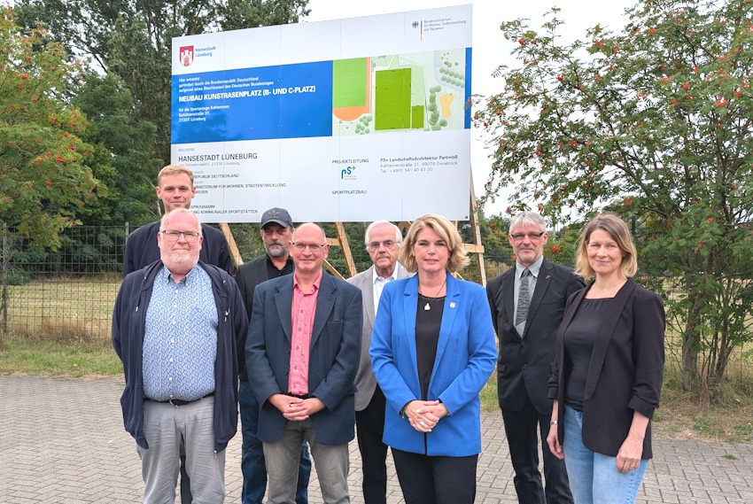 Foto: Hansestadt Lüneburg. Freuen sich, dass die Sanierung der Sportstätte der Lüneburger SV in Kaltenmoor greifbar wird - hintere Reihe von links: Bundestagsabgeordneter Jakob Blankenburg, Wolfgang Niewerth (2. Vorsitzender LSV), Manfred Schestak (Ehrenvorsitzender) und Torsten Bahlinger (3. Vorsitzender). Vorne von links: Thomas Dißelmeyer (Vorsitzender des Lüneburger Sportausschusses), Jens Niemann (Sportbeiratsvorsitzender), Oberbürgermeisterin Claudia Kalisch und Stadtbaurätin Maja Lucht.