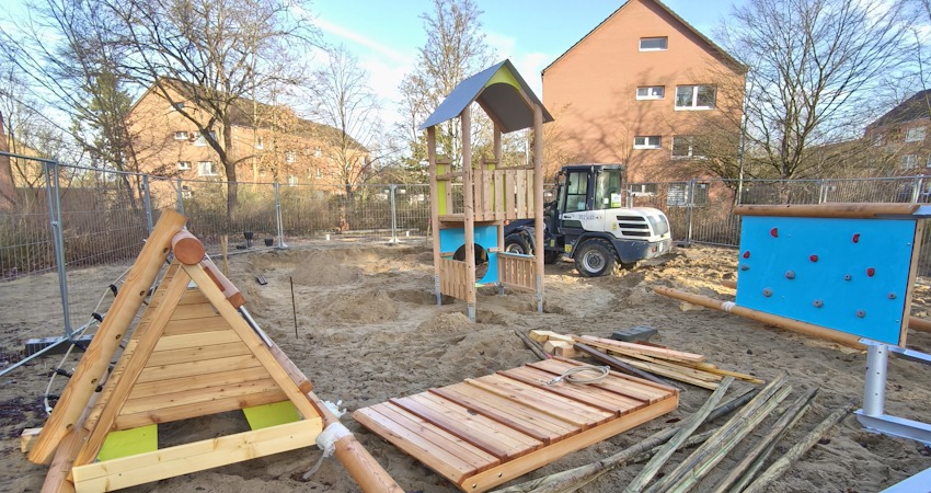 Foto: Hansestadt Lüneburg. An der Leipziger Straße im Stadtteil Kreideberg entsteht derzeit ein neues Großspielgerät: ein Spielturm mit Schwebebahn, Kletterbrücke und Rutsche.