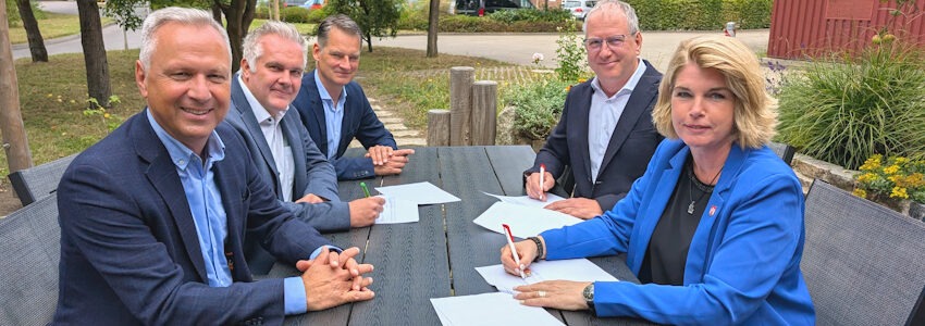 Foto: Hansestadt Lüneburg. Über die unterzeichneten Verträge freuen sich - von links: Matthias Boxberger (Vorstandsvorsitzender Avacon AG), Torsten Hausmann (Geschäftsführer Avacon Natur GmbH), Dr. Johannes Voges (Leiter Strategie & Unternehmensentwicklung bei der Avacon Natur GmbH), AGL-Geschäftsführer Lars Strehse und Lüneburgs Oberbürgermeisterin Claudia Kalisch.