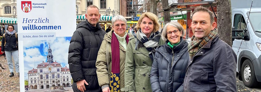 Foto: Hansestadt Lüneburg. Die Verwaltungsspitze - von links: Stadtkämmerer Matthias Rink, Stadtbaurätin Heike Gundermann, OB Claudia Kalisch, Gabriele Scholz, Lüneburgs Dezernentin für Bildung, Jugend und Soziales und arkus Moßmann, Erster Stadtrat und Dezernent für Nachhaltigkeit, Sicherheit und Recht.