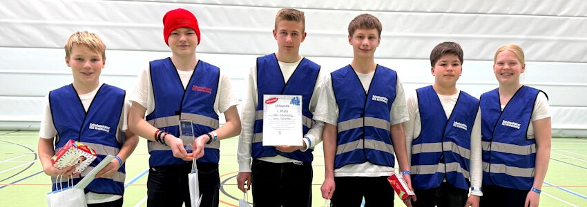 Foto: Klinkum Lüneburg. Das Team der IGS Kreideberg freut sich: Sie schafften es beim Schulsanitätswettbewerb ganz oben aufs Treppchen.
