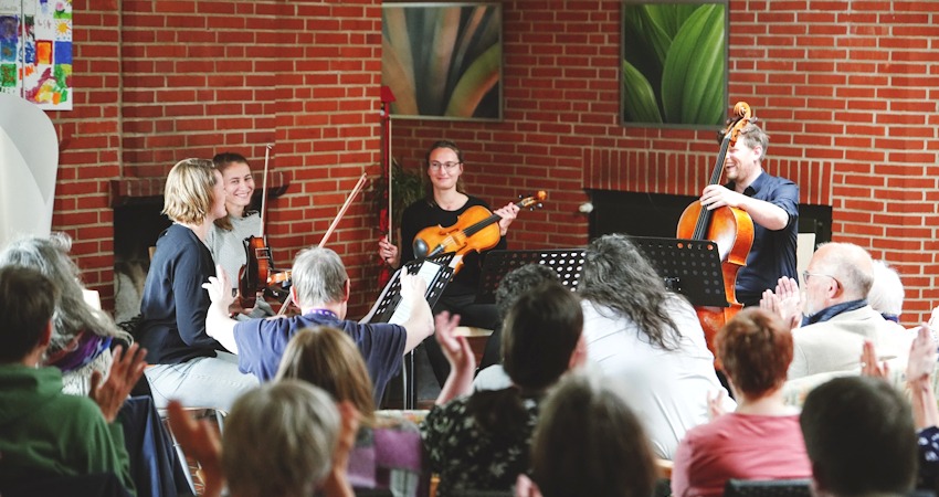 Foto: Lebenshilfe Lüneburg-Harburg. Das Streichquartett von ensemble reflektor zu Gast im Wohnhaus der Lebenshilfe im Juni 2026.