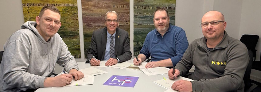 Foto: Landkreis Lüneburg. Mehrere Taxiunternehmer aus dem Landkreis Lüneburg unterschrieben gemeinsam mit Landrat Jens Böther (Mitte) am 22. Dezember die Vereinbarung für den neuen Service hvv hop Lüneburg.