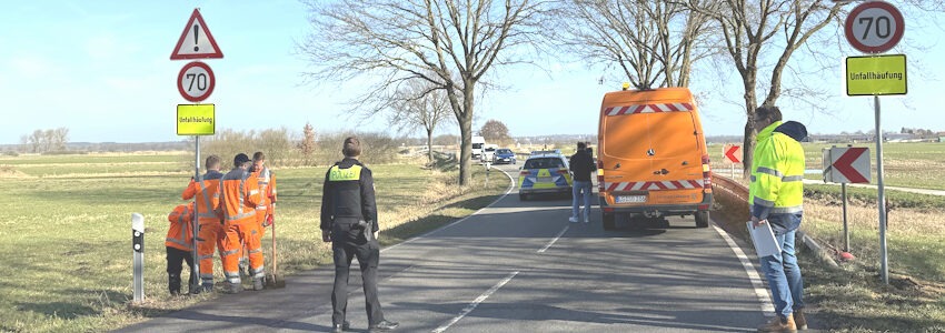Foto: Landkreis Lüneburg. Neon-gelbe Warnschilder weisen Verkehrsteilnehmerinnen und Verkehrsteilnehmer auf die "Unfallhäufung" auf der Kreisstraße 53 zwischen Scharnebeck und Echem hin. Mitarbeiter des Betriebs für Straßenbau und -unterhaltung stellten die Schilder auf Empfehlung der Unfallkommission auf.