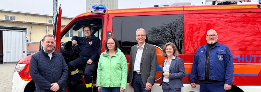 Foto: Landkreis Lüneburg. Sie schauten sich den neuen CBRN-Erkunder an - von links: Sascha Westermann (Fachdienstleiter Bevölkerungsschutz), Daniel Weber (Zugführer des ABC-Zuges der Kreisfeuerwehr Lüneburg), Sonja Sachse (Fachdienstleiterin Ordnung), Landrat Jens Böther, Kreisrätin Sigrid Vossers, Jürgen Kröger (Leiter der FTZ).