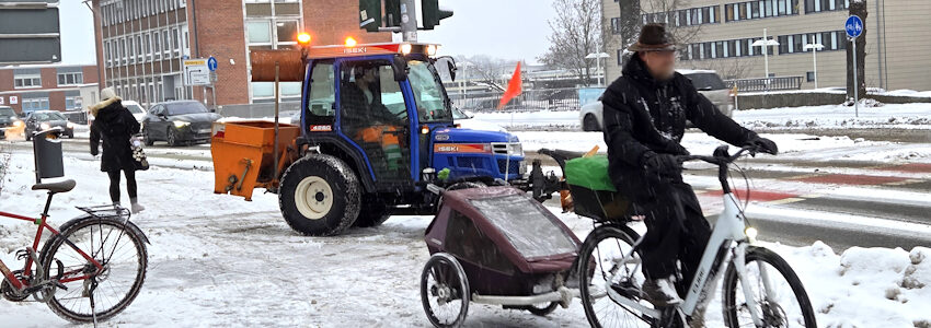Foto: Lüne-Blog. Winterdienst der AGL im Einsatz am 8. Januar 2026, gegen 10 Uhr an der Kreuzung Bardowicker / Reichenbachstraße.