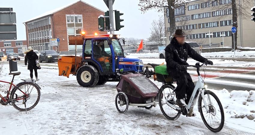 Foto: Lüne-Blog. Winterdienst der AGL im Einsatz am 8. Januar 2026, gegen 10 Uhr an der Kreuzung Bardowicker / Reichenbachstraße.