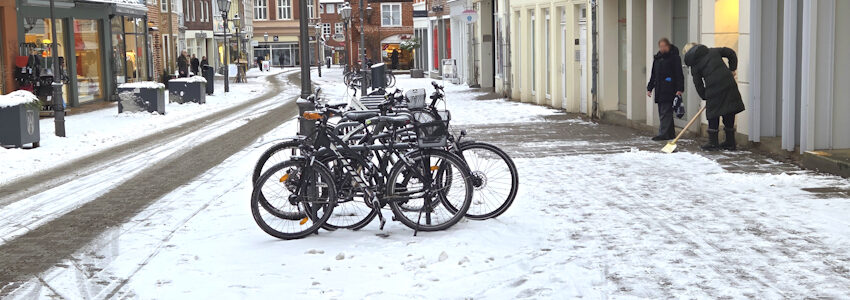 Foto: Lüne-Blog. An den Brodbänken in Lüneburg am 8. Januar 2026, gegen 10 Uhr. Zu Fuß Gehende sind froh, wenn vor einem Haus sauber geräumt ist und sie dort sicher gehen können.
