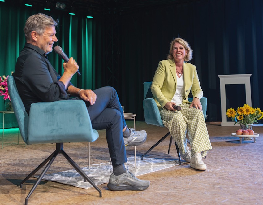 Foto: Malte Hübner. Robert Habeck und OB Claudia Kalisch beim Gespräch im Kulturforum Wienebüttel am 29. August 2026.