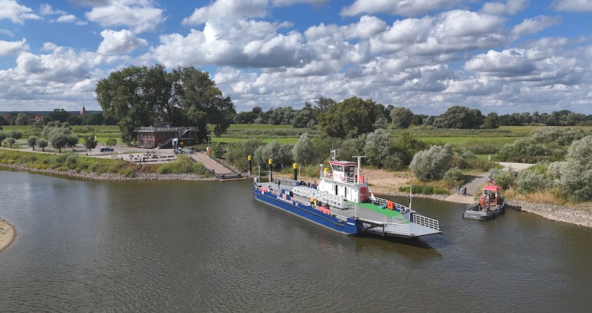 Foto: MOIN GmbH. Die neue Amt Neuhaus-Bleckede auf dem Rückweg nach Lauenburg. In der Hitzlerwerft werden nun Restarbeiten vorgenommen.
