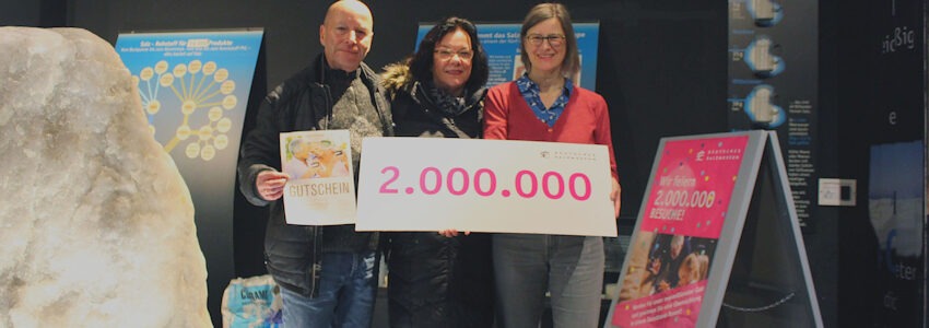 Foto: Deutsches Salzmuseum Lüneburg. Dr. Alexandra Hentschel (rechts) begrüßt die zweimillionsten Gäste.