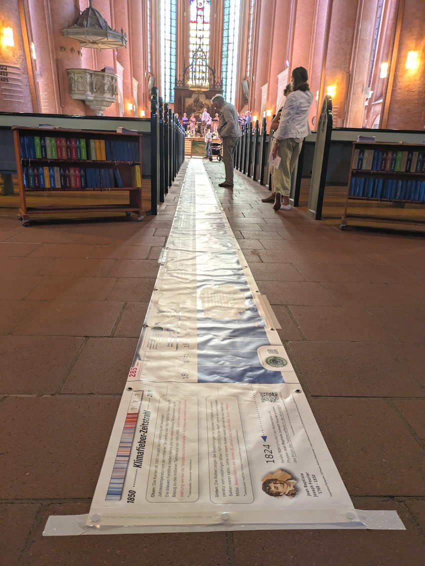 Foto: PFF Lüneburg. Der Klima-Zeitstrahl im Mittelgang von St. Michaelis beim Gottesdienst zum Thema „Nachhaltigkeit“ am 16. August 2026.