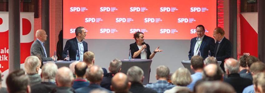 Foto: SPD-Unterbezirk Lüneburg. Veranstaltung „Standortvorteile erneuerbarer Energien“ am 09.12.2025. Von links: on links nach rechts: Mario Leupold (Wirtschaftsförderung Lüneburg), Hanno Kempermann (IW Consult), Sabrina Panning-Ternes (Moderation), Hans-Hermann Zetsche (Avacon-Netz mbH) und Sascha Spoun (Leuphana Universität Lüneburg).