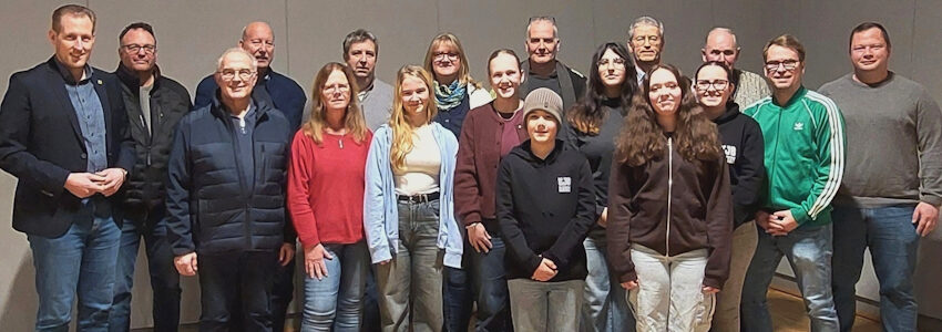Foto: Stadt Bleckede. Der Kinder- und Jugendbeirat der Stadt Bleckede mit Bürgermeister Dennis Neumann (links) und Ratsmitgliedern.