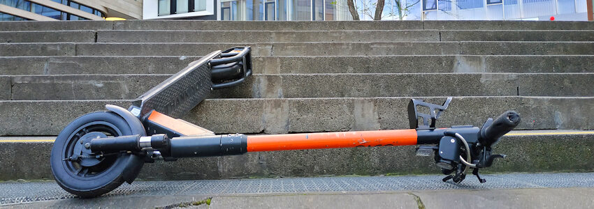 Foto: borismayer77, Pixabay. Ein E-Scooter liegt auf einem Platz quer über den Treppenstufen. Für Sehbehinderte stellt das eine große Gefährdung dar.