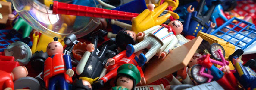 Foto: webandi, Pixabay. Playmobilfiguren und Spielzeug.