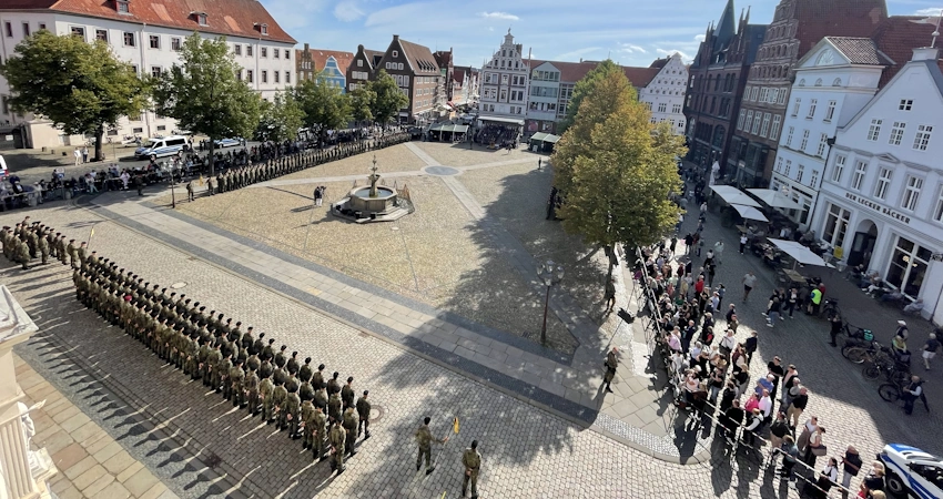 Foto: Hansestadt Lüneburg. Jubiläumsappell am 21. August 2026 auf dem Marktplatz in Lüneburg - Luftbild.