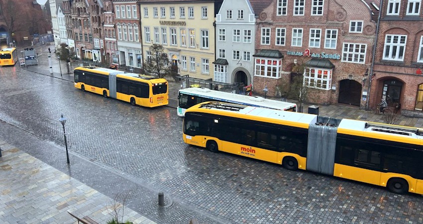 Foto: privat. Die neuen Busse von MOIN sind am 1. Januar 2026 unterwegs Am Sande in Lüneburg.